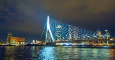 Gece vakti Rotterdam şehir manzarası ve Nieuwe Maas üzerindeki Erasmus köprüsü aydınlandı. Rotterdam, Hollanda. Uzaklaştırma efekti