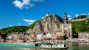 Dinant Kasabası, Dinant Kalesi ve Meuse Nehri üzerindeki Notre Dame de Dinant Koleji Kilisesi 'nden Timelapse. Belçika