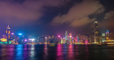 Gece vakti aydınlanan Hong Kong gökdelenlerinin gökdelenleri Victoria Limanı üzerinde gökdelenler. Hong Kong, Çin