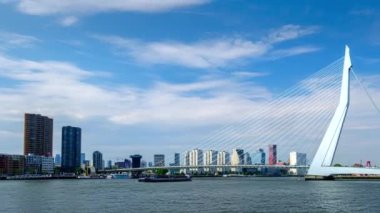 Rotterdam şehir manzarası ve Nieuwe Maas üzerindeki Erasmus köprüsü. Rotterdam, Hollanda. Kamera döndürme