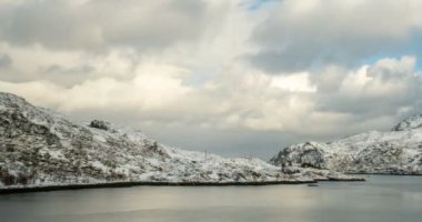 Gün batımında sakin suyla Norveç fiyortlarının zamanı. Moskenes, Lofoten Adaları, Norveç. Kamera döndürme hareketi