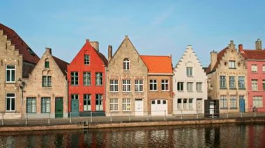 Belçika 'nın ünlü turist kasabası Bruges' de (Brugge) gün batımında eski evler ve kanallar. Kamera tavasıyla