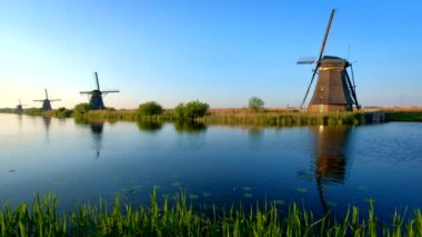Hollanda kırsal kesiminin manzarası - Hollanda 'nın ünlü Kinderdijk turistik bölgesinde yel değirmenleri. Kinderdijk, Hollanda
