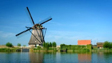Hollanda kırsal kesiminin manzarası - Hollanda 'nın ünlü Kinderdijk turistik bölgesinde yel değirmenleri. Kinderdijk, Hollanda