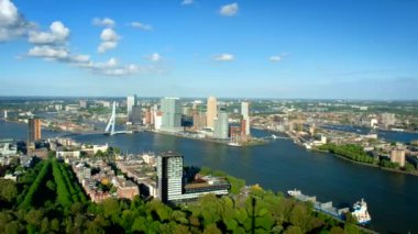Rotterdam şehri ve Erasmus Köprüsü 'nün Euromast' tan Nieuwe Maas nehri üzerindeki manzarası. Kamera kaydıyla
