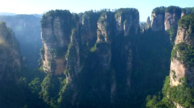 Çin 'in ünlü turistik merkezi Zhangjiajie taştan sütunları Wulingyuan, Hunan, Çin' deki uçurum dağları. Yatay kamera tavasıyla