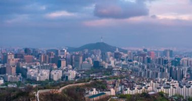 Seul şehir merkezi ve Inwang dağından Namsan Seul Kulesi 'ne gündüz ve gece geçişleriyle birlikte. Seul, Güney Kore. Uzaklaştırma efekti