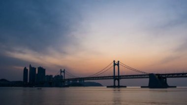 Gwangan Köprüsü, gün doğumunda. Busan, Güney Kore