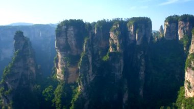 Çin 'in ünlü turistik merkezi Zhangjiajie taştan sütunları Wulingyuan, Hunan, Çin' deki uçurum dağları. Kamera tavasıyla