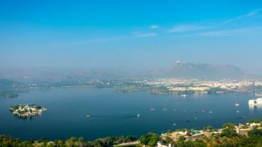 Lake Palace (Jag Niwas) ve Jag Mandir (Lake Garden Palace) ile birlikte Pichola Gölü 'nün hava görüntüsü. Udaipur, Rajasthan, Hindistan