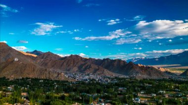 Himalayalar 'daki Leh şehrinin gün batımı manzarası. Ladakh, Jammu ve Kashmir, Hindistan