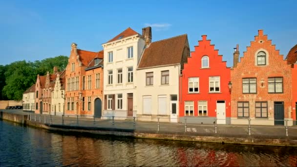 ベルギーの日没時にブルージュの有名な観光都市で古い家や運河 カメラ パンを使って — ストック動画