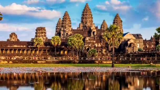 Timelapse Kambodży Punkt Orientacyjny Angkor Wat Odbiciem Wodzie Zbliżenie Kamery — Wideo stockowe