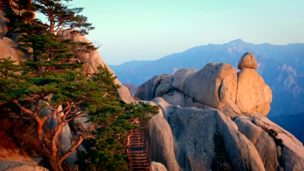 Rocas Atardecer Roca Ulsanbawi Parque Nacional Seoraksan Corea Del Sur — Vídeo de stock