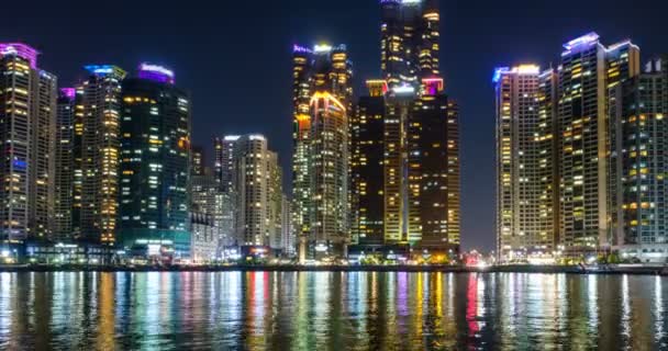 Timelapse Busan Marina Rascacielos Ciudad Iluminado Noche Con Reflejo Agua — Vídeo de stock