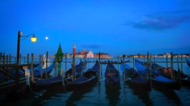 Venedik 'te romantik bir tatil. Saint Mark (San Marco) Meydanı' ndaki Venedik gölünde gondollar. İtalya 'nın Venedik şehrinde akşam üzeri arka planda San Giorgio di Maggiore kilisesi.