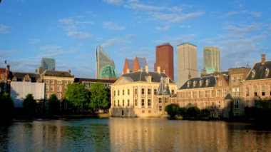 Binnenhof Parlamentosu ve Hofvijver Gölü manzarası. Arka planda şehir merkezindeki gökdelenler. Lahey, Hollanda