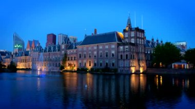 Binnenhof Parlamentosu ve Hofvijver Gölü manzarası. Arka planda gökdelenler gece aydınlandı. Lahey, Hollanda
