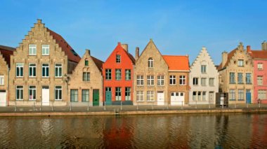 Belçika 'nın başkenti Bruges' de (Brugge) eski evler ve kanallar
