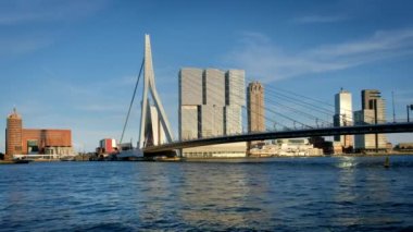 Rotterdam şehir manzarası ve gün batımında Nieuwe Maas üzerindeki Erasmus köprüsü. Rotterdam, Hollanda