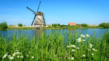 Hollanda kırsal kesiminin manzarası - Hollanda 'nın ünlü Kinderdijk turistik bölgesinde yel değirmenleri. Kinderdijk, Hollanda