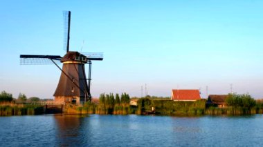 Gün batımında Hollanda 'daki ünlü Kinderdijk turistik bölgesinde yel değirmenleri. Kinderdijk, Hollanda
