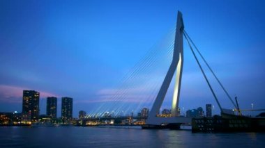 Erasmus Köprüsü (Erasmusbrug) ve Rotterdam gökdelenleri gece aydınlandı. Rotterdam, Hollanda