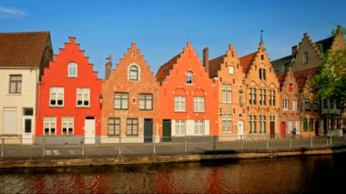 Belçika 'nın ünlü turist kasabası Bruges' de (Brugge) gün batımında eski evler ve kanallar. Kamera tavasıyla