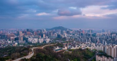 Seul şehir merkezi ve Inwang dağından Namsan Seul Kulesi 'ne gündüz ve gece geçişleriyle birlikte. Seul, Güney Kore
