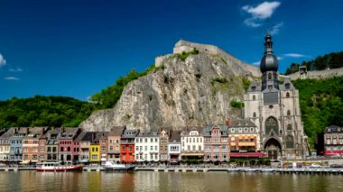 Dinant Kasabası, Dinant Kalesi ve Meuse Nehri üzerindeki Notre Dame de Dinant Koleji Kilisesi 'nden Timelapse. Belçika