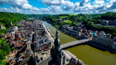 Dinant kasabası, Notre Dame de Dinant Koleji Kilisesi, Meuse Nehri ve Dinant Kalesi 'nden Pont Charles de Gaulle Köprüsü' nün hava görüntüsü. Belçika