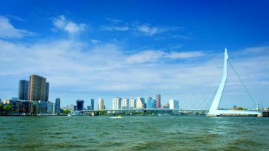 Rotterdam şehir manzarası ve Nieuwe Maas üzerindeki Erasmus köprüsü. Rotterdam, Hollanda