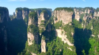 Çin 'in ünlü turistik merkezi Zhangjiajie taştan sütunları Wulingyuan, Hunan, Çin' deki uçurum dağları. Kamera tavasıyla