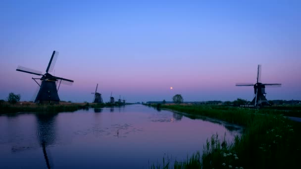 劇的な空の日没後のオランダの有名な観光地のウィンドミルズ キンダイク オランダ — ストック動画