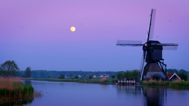 Wiatraki Słynnym Miejscu Turystycznym Kinderdijk Holandii Godzinach Wieczornych Dramatycznym Niebem — Wideo stockowe