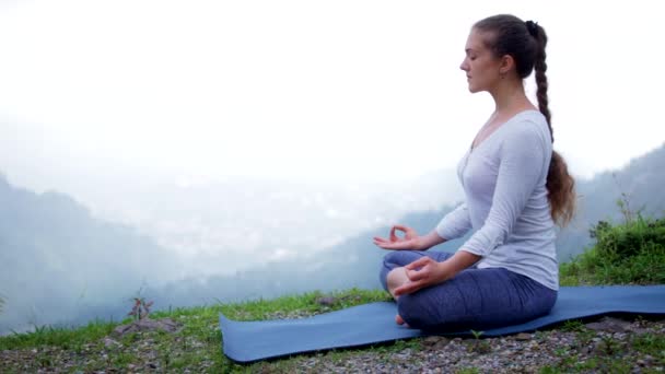 Mujer Haciendo Yoga Meditando Padmasana Lotus Pose Aire Libre Las — Vídeos de Stock