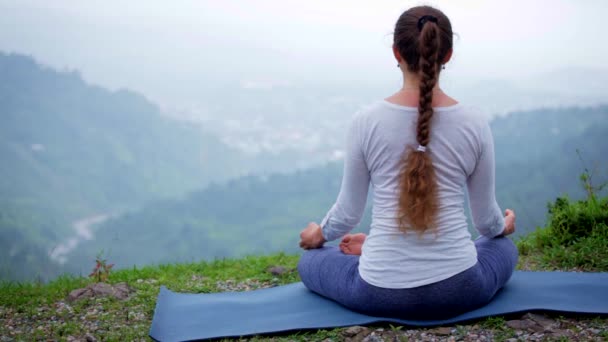 做瑜伽的女人 日落时在山上的帕德玛萨纳 莲蓬山 进行冥想 — 图库视频影像