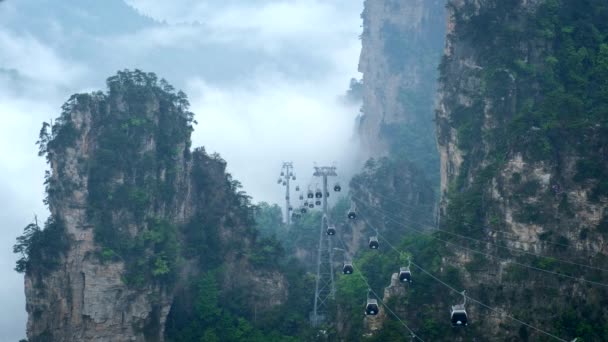 장가계 유명한 무릉원 Hunan 중국에서 케이블 자동차 리프트와 구름에서 카메라 — 비디오