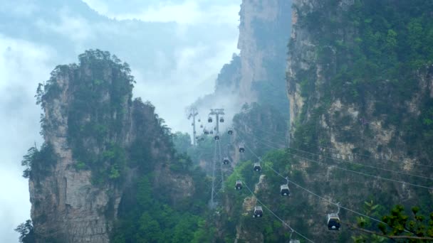 Знаменитая Туристическая Достопримечательность Китая Чжанцзяцзе Каменные Столбы Скалы Гор Туманных — стоковое видео