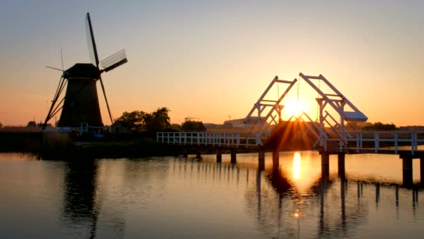 オランダの田舎の村の風車と日没時にオランダの有名な観光地キンダイクで橋 キンダイク オランダ — ストック動画