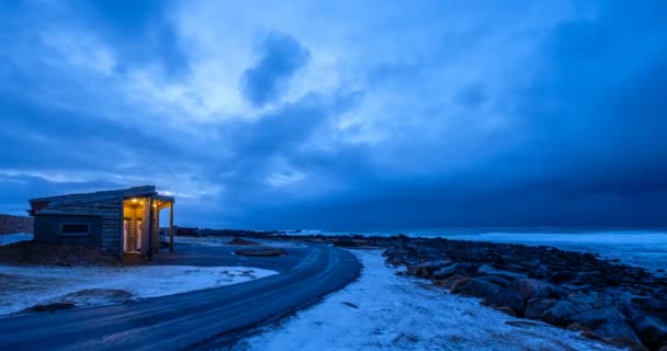 저녁에 Skagsanden 해변에 폭풍우 구름과 바다와 오두막의 Timelapse 로포텐 노르웨이 — 비디오
