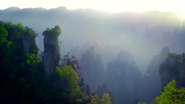 張り家界市石の有名な観光名所は 中国湖南省武陵源 夕日に崖山を柱します — ストック動画