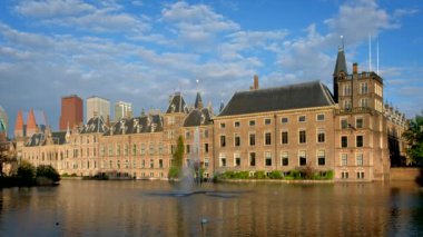 Binnenhof Parlamentosu ve Hofvijver Gölü manzarası. Arka planda şehir merkezindeki gökdelenler. Lahey, Hollanda