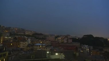Cenova (Cenova) limanının akşam manzarası, fırtına ve yıldırımlarla dolu İtalya. Yatay kamera tavası