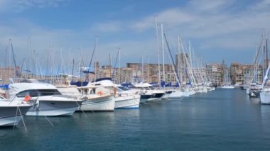 Marsilya Eski Limanı (Vieux-Port de Marsilya) ve yatları. Marsilya, Fransa. Kamera yansı hareketi