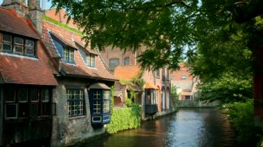 Bruges Brugge 'deki kanal, ortaçağ evleri, Belçika