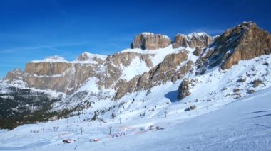İnsanlarla İtalya Dolomites Kayak ski resort Bakırlı görünümünü