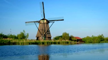 Hollanda kırsal kesiminin manzarası - Hollanda 'nın ünlü Kinderdijk turistik bölgesinde yel değirmenleri. Kinderdijk, Hollanda