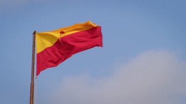 Jaisalmer bayrağı gökyüzü arka planında dalgalanıyor. Rajasthan, Hindistan