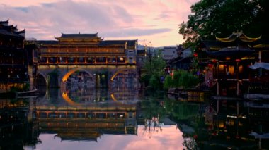 Çin turizm merkezi Feng Huang Antik Kasabası (Antik Antik Antik Şehir), Tuo Jiang Nehri 'nde geceleri aydınlatılan bir köprüdür. Hunan Eyaleti, Çin